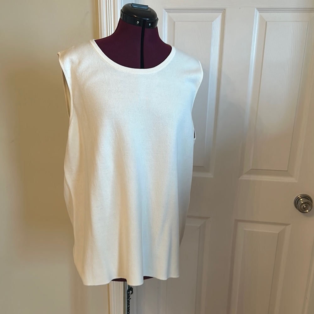 Talbots White shell tank top with Crew Neck and Sleeveless Design